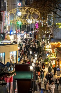 Busy shopping street in Essen, Kettwig Straße, pedestrian zone, pre-Christmas lighting Essen Light