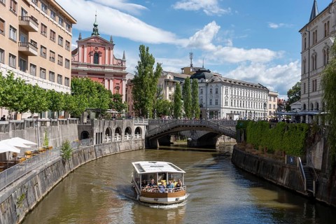 River Ljubljanica, sightseeing boat with passengers, triple bridge (Tromostovje), Ljubljana,