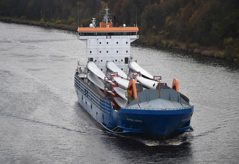 Cargo ship ROTRA VENTE sails with rotor blades for wind turbines in the Kiel Canal, NOK, Kiel