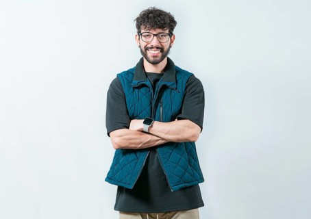 Portrait of cool and handsome casual man with glasses and crossed arms. Smiling and handsome guy