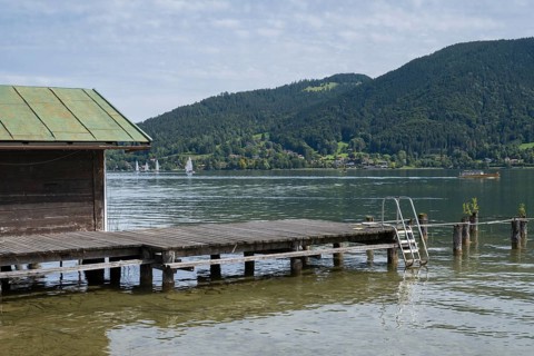 Hut and jetty on the banks of Tegernsee, Bad Wiessee, Upper Bavaria, Bavaria, Germany