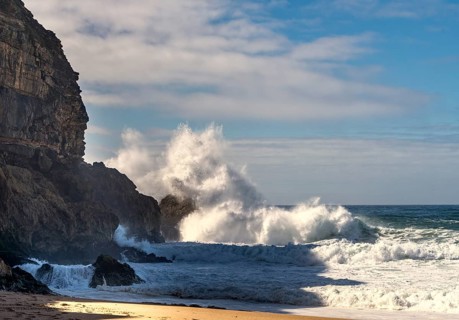 Swell on the rocky plateau of Sito, also known as Forte São Miguel, a surfing paradise with monster