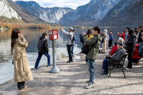 Tourists taking photos, Hallstatt, Upper Austria, Salzkammergut, Austria. 29.10.2025 < english>