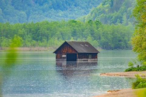 Fishing hut in lake Almsee, Grünau, Almtal, Salzkammergut, Upper Austria, Austria