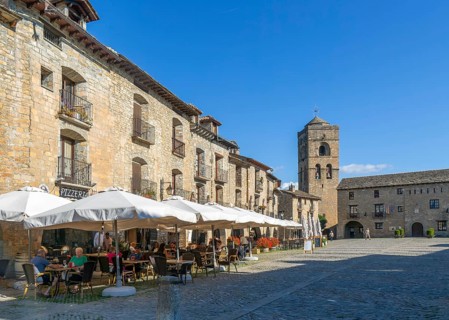 Plaza Mayor main square historic buildings medieval village of Ainsa, Aínsa-Sobrarbe, Huesca