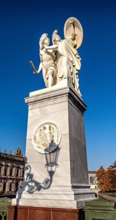The shadow of a street lamp on the pedestals of the group of figures on the Schlossbrücke, Unter
