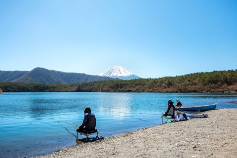 Anglers at Lake Saiko, behind volcano Mt. Fuji, Minamitsuru District, Yamanashi Prefecture, Japan