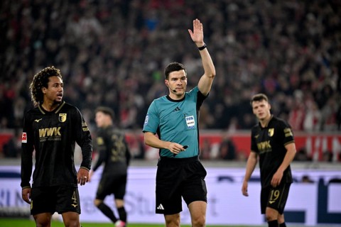 Referee Harm Osmer's gesture gesture Han-Noah Massengo FC Augsburg FCA (04) Robin Fellhauer FC