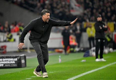 Coach coach Sandro Wagner FC Augsburg FCA gesture on the sidelines behind coach Sebastian Hoeness