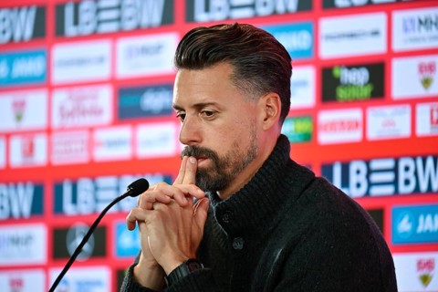 Press conference PK trainer coach Sandro Wagner FC Augsburg FCA portrait gesture thoughtful