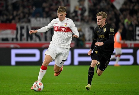 Duel, action Finn Jeltsch VfB Stuttgart (29) against Anton Kade FC Augsburg FCA (30) MHPArena, MHP