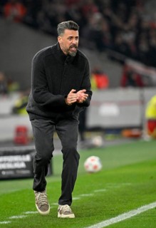 Coach coach Sandro Wagner FC Augsburg FCA gesture on the sidelines claps hands cheering up,