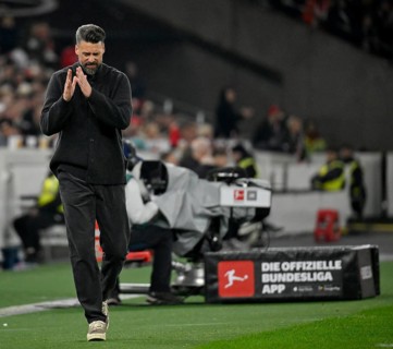 Coach coach Sandro Wagner FC Augsburg FCA gesture on the sidelines disappoints disappointment TV
