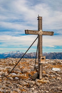 Summit cross of the Hoher Brett, behind Dachstein, Berchtesgaden Alps, Schönau am Königssee,