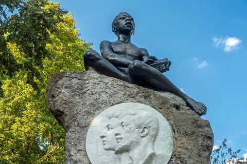 Monument for Lieven van de Velde with brother Jozef and Sakala, Het Moorken on rock at the