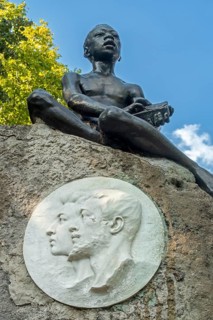 Monument for Lieven van de Velde with brother Jozef and Sakala, Het Moorken on rock at the