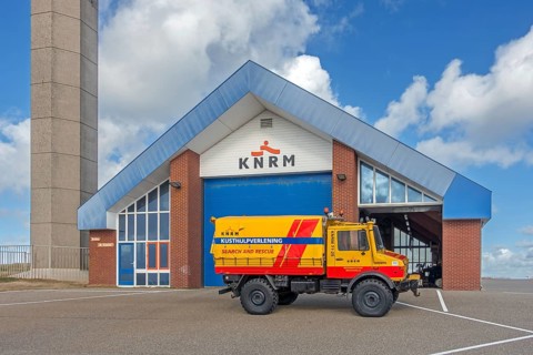 Koninklijke Nederlandse Redding Maatschappij, KNRM, truck in front of sea search and rescue