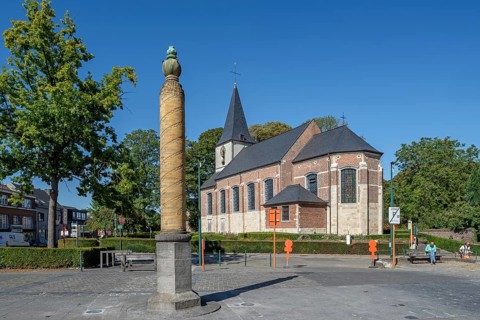 Pillar remembering World War One and Saint Giles church, Sint-Egidiuskerk in the village