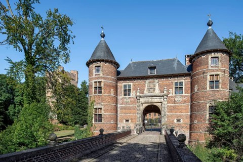 Kasteel van Groot-Bijgaarden, Château de Grand-Bigard, 12th-century moated castle in