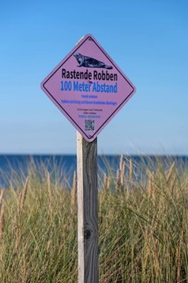 Sign, keep your distance from seals, on the beach on the Baltic Sea, Ahrenshoop, Darß.,