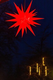 Red shining star at Christkindlmarkt, Historisches Hotel La Villa, Starnberger See, Niederpöcking,