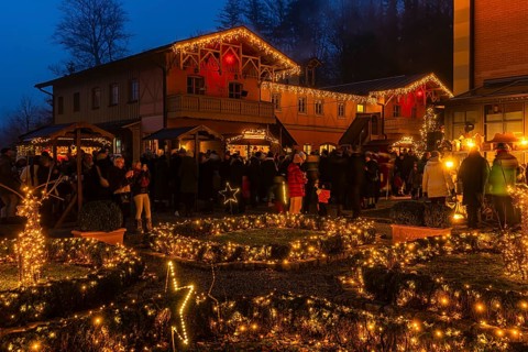 Lichterketten am Christkindlmarkt, Historisches Hotel La Villa, Starnberger See, Niederpöcking,
