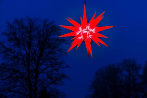 Red shining star at Christkindlmarkt, Historisches Hotel La Villa, Starnberger See, Niederpöcking,