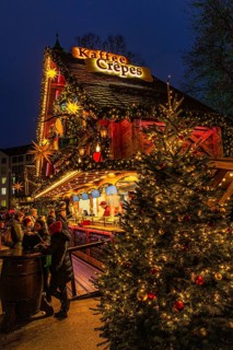 Illuminated, sales stand for coffee and sweets, Christkindlmarkt, Rindermarkt, Munich, Upper