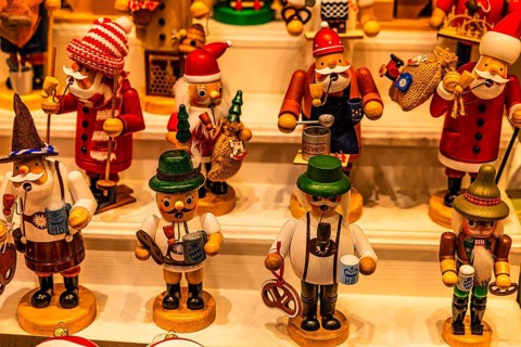 Sales stand with smoked almonds, Christkindlmarkt, Marienplatz, Munich, Upper Bavaria, Bavaria,