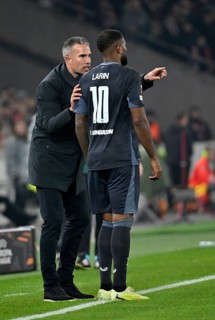 Coach coach Robin Van Persie Feyenoord Rotterdam on the sidelines gesture gesture in conversation