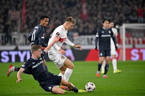 Duel, action Finn Jeltsch VfB Stuttgart (29) against Gijs Smal Feyenoord Rotterdam (05) Europa