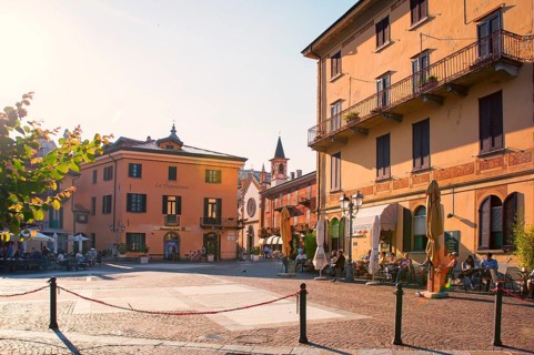 Menaggio, beautiful tourist town on the western shore of Lake Como, Piazza Garibaldi, Como
