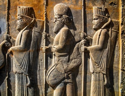 Gate relief in the trohnhalle with guards, Persepolis