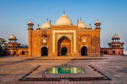 Mosque on the Taj Mahal, the most famous building of the Mughal period in Agra