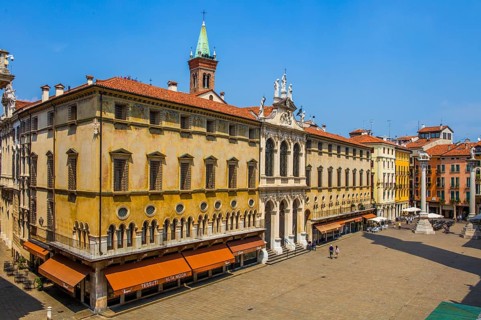 Palazzo Monte di Pieta with Baroque San Vicenco Church, Piazza dei Signori, magnificent center with