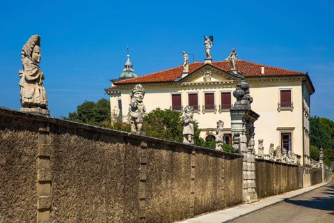 Dwarf sculptures on the Garetenmauser, Villa Valmarana ai Nan with frescoes by Giovanni Battista