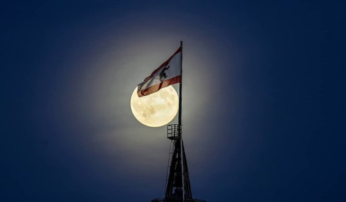 The brightest full moon of the year, Supermoon at the Red Town Hall, Berlin, 05.11.2025, Berlin,