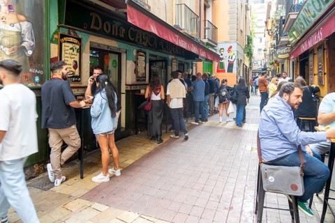 People outside tapas bars in El Tubo area of the Old Town, Zaragoza, Aragon, Spain
