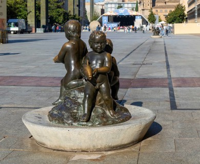 Niños con Peces Children with Fish bronze sculpture fountain, Plaza del Pilar, Zaragoza, Aragon,