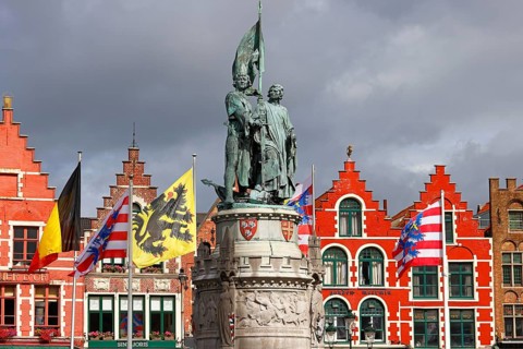 Monumental monument to Jan Breydel and Pieter de Coninck in front of historic staircases on the