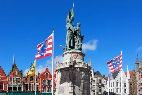 Monumental monument to Jan Breydel and Pieter de Coninck in front of historic houses on the market