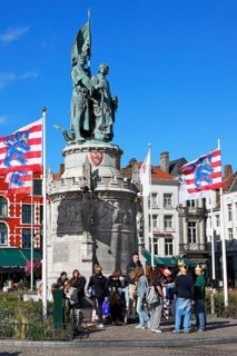 Monumental monument to Jan Breydel and Pieter de Coninck on the lively market square in the old