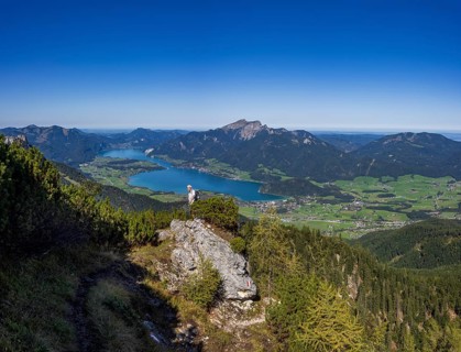 Hikers on the way to Rettenkogel with Wolfgangsee, Postalm, Osterhorn Group, Salzkammergut,
