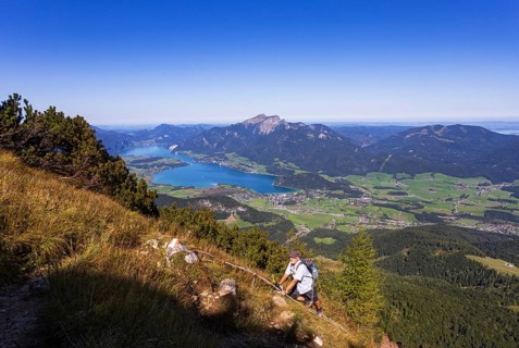 Hikers at the Iron Ladder on the way to Rettenkogel with Wolfgangsee, Postalm, Osterhorn Group,