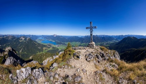 Summit cross on Rettenkogel with Wolfgangsee, Postalm, Osterhorn Group, Salzkammergut, Province of