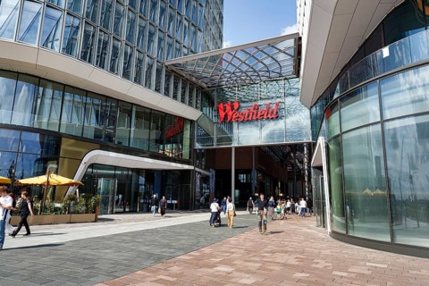 Westfield Überseequartier, shopping center, adventure center with passers-by, logo, lettering on