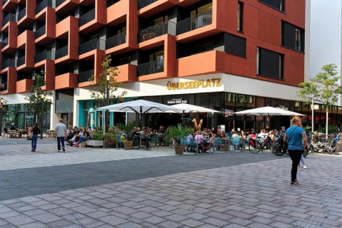 Street café with lettering Überseeplatz, passers-by, Westfield Überseequartier, modern shopping