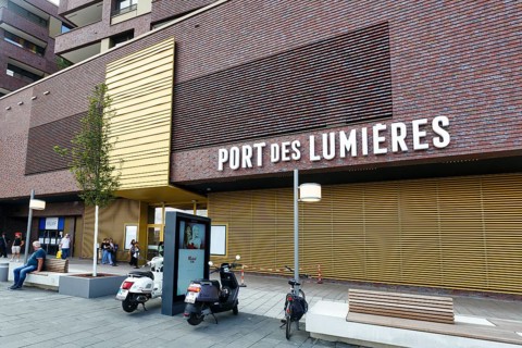 Museum of Immersive Art, Port des Lumières, Westfield Überseequartier, passers-by, modern shopping