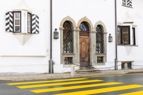 Pedestrian crossing to Chesa Albertini, Engadin House, La Punt Chamue, Engadin, Graubünden,