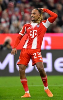 Sacha Böy FC Bayern Munich FCB (23) Disappointment disappointed after missed goal opportunity